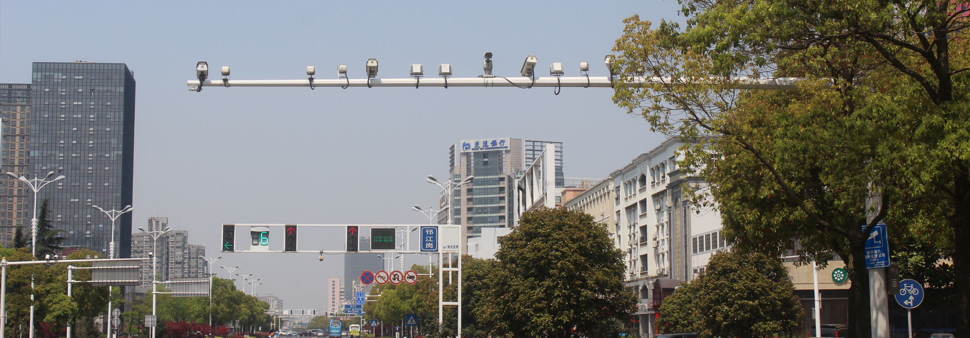 道路監(jiān)控立桿